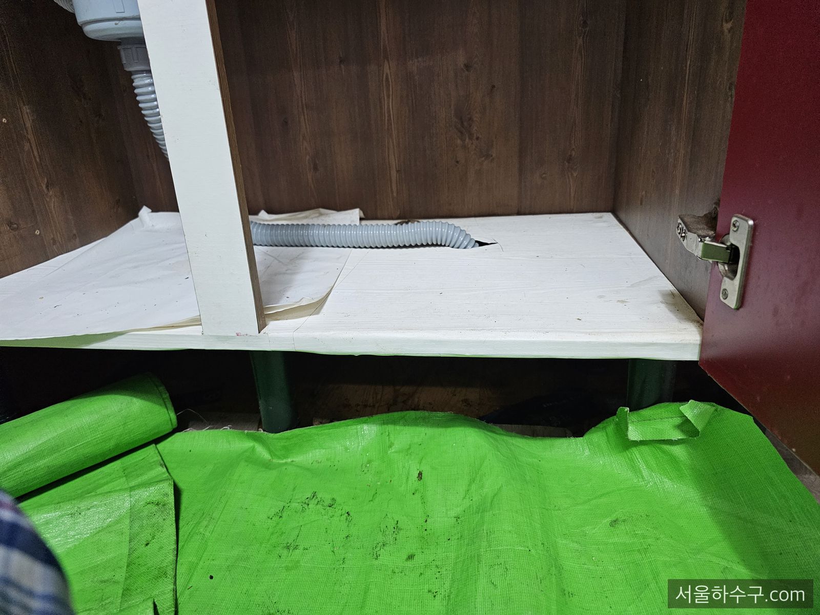 싱크대 하부장 배관으로 스프링 장비 진입